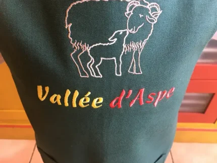 Tablier 5 ans brodé AGNEAU ET BREBIS en VALLEE D_ASPE vert sapin 2 atelier-bearnais