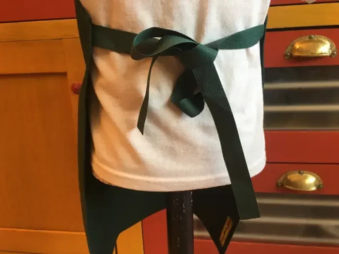 Tablier 5 ans brodé AGNEAU ET BREBIS en VALLEE D_ASPE vert sapin 4 atelier-bearnais