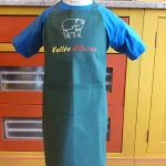 Tablier 5 ans brodé AGNEAU ET BREBIS en VALLEE D_OSSAU vert sapin 1 atelier bearnais