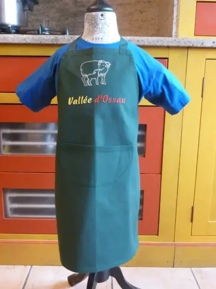 Tablier 5 ans brodé AGNEAU ET BREBIS en VALLEE D_OSSAU vert sapin 1 atelier bearnais