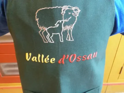 Tablier 5 ans brodé AGNEAU ET BREBIS en VALLEE D_OSSAU vert sapin 2 atelier bearnais