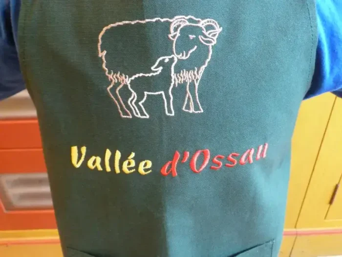 Tablier 5 ans brodé AGNEAU ET BREBIS en VALLEE D_OSSAU vert sapin 2 atelier bearnais