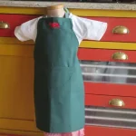 Tablier 5 ans brodé d_1 VACHE BEARNAISE vert sapin 1 atelier-béarnais