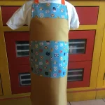 Tablier 8 ans CHATS moutarde 1 atelier-béarnais