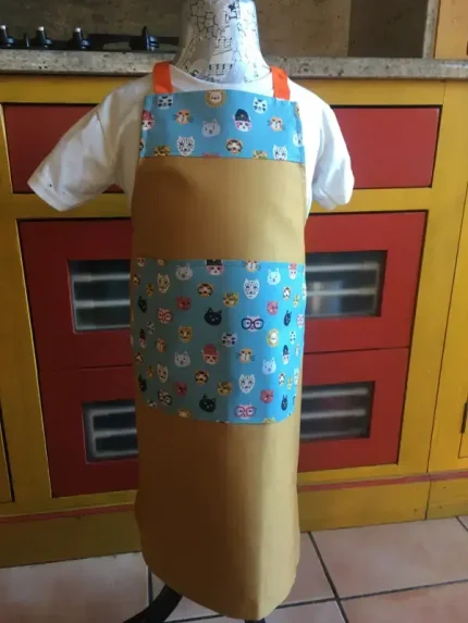 Tablier 8 ans CHATS moutarde 1 atelier-béarnais