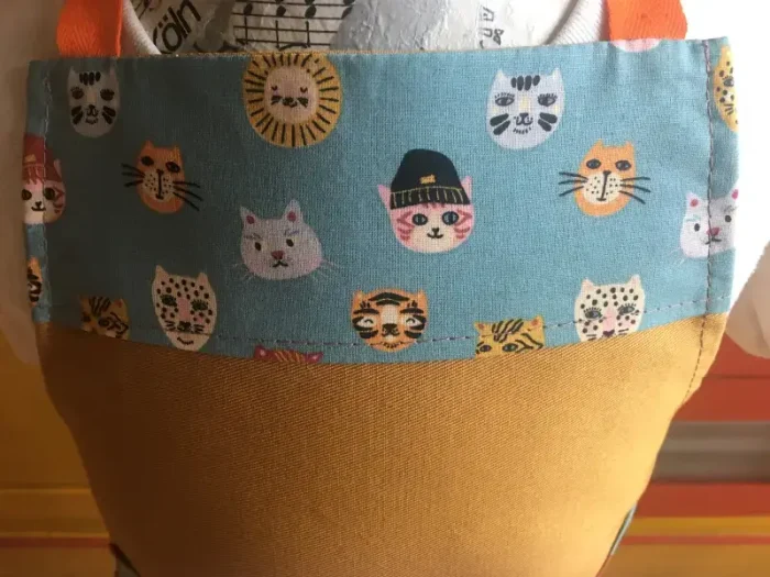 Tablier 8 ans CHATS moutarde 3 atelier-béarnais