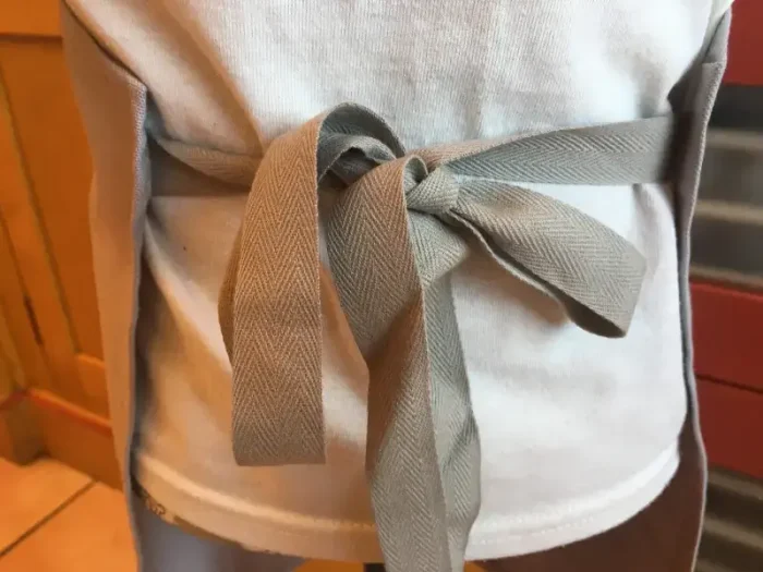 Tablier 8 ans SKIEUR gris perle 4 atelier-béarnais