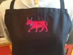 Tablier brodé 1 VACHE BEARNAISE noir 2 atelier-bearnais
