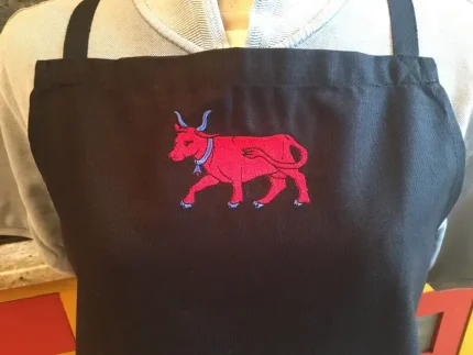 Tablier brodé 1 VACHE BEARNAISE noir 2 atelier-bearnais