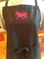 Tablier brodé 1 VACHE BEARNAISE noir 3 atelier-bearnais