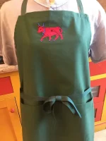 Tablier brodé 1 VACHE BEARNAISE vert sapin 3 atelier-béarnais