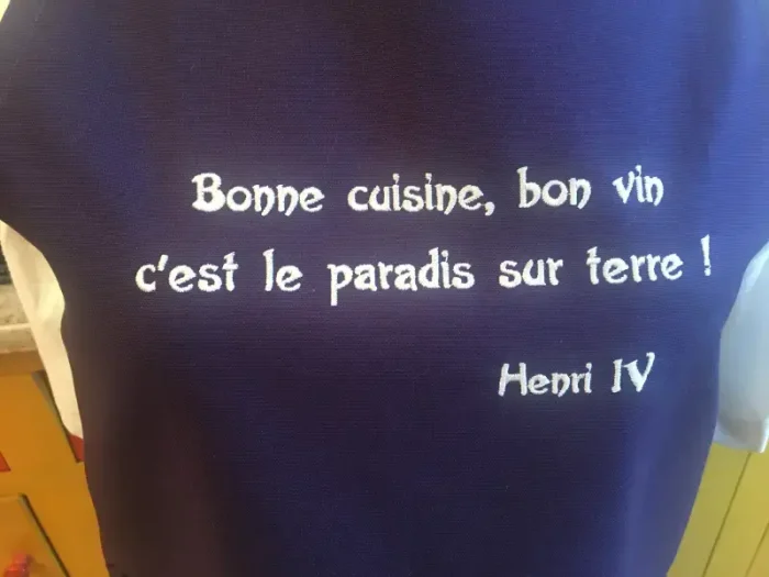Tablier brodé HENRI IV bleu marine 2 atelier-béarnais
