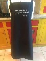 Tablier brodé HENRI IV noir 1 atelier-béarnais