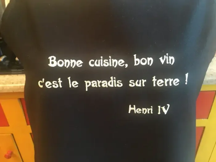 Tablier brodé HENRI IV noir 2 atelier-béarnais