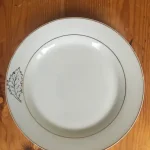 ASSIETTE-DEVINETTE à dessert houx blanche 1 atelier-bearnais