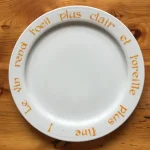 ASSIETTE-DEVINETTE plate BAUDELAIRE safran 1 atelier-bearnais