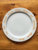 ASSIETTE-DEVINETTE plate BAUDELAIRE safran 1 atelier-bearnais