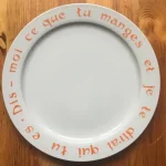 ASSIETTE-DEVINETTE plate BRILLAT-SAVARIN orange 1 atelier-bearnais