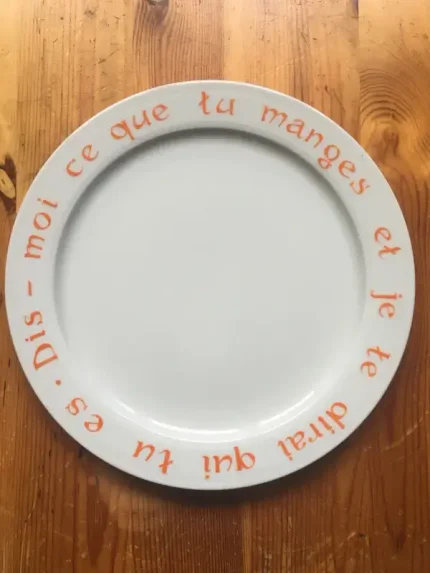 ASSIETTE-DEVINETTE plate BRILLAT-SAVARIN orange 1 atelier-bearnais