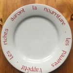 ASSIETTE-DEVINETTE plate COLUCHE rouge cerise 1 atelier-bearnais
