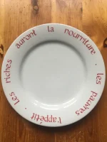 ASSIETTE-DEVINETTE plate COLUCHE rouge cerise 1 atelier-bearnais