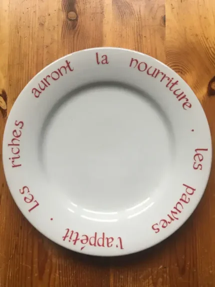 ASSIETTE-DEVINETTE plate COLUCHE rouge cerise 1 atelier-bearnais