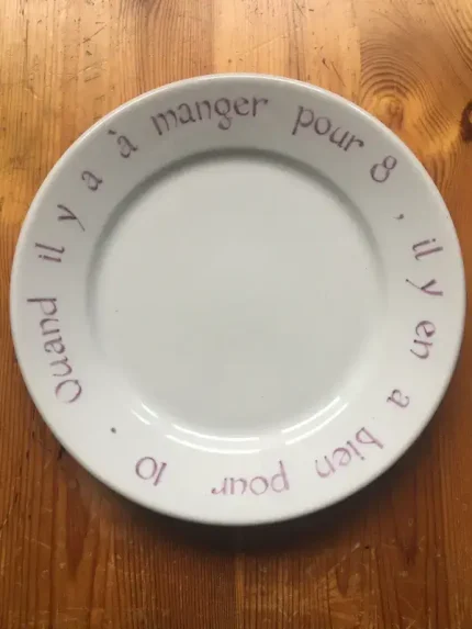 ASSIETTE-DEVINETTE plate MOLIERE parme 1 atelier-bearnais