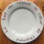 ASSIETTE-DEVINETTE plate PROVERBE LATIN cannelle 1 atelier-bearnais