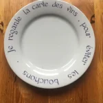 ASSIETTE-DEVINETTE plate RAYMOND DEVOS violet 1 atelier-bearnais