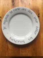 ASSIETTE-DEVINETTE plate RAYMOND DEVOS violet 1 atelier-bearnais