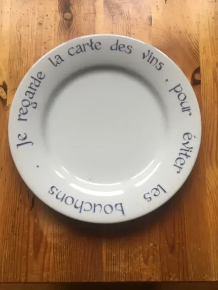 ASSIETTE-DEVINETTE plate RAYMOND DEVOS violet 1 atelier-bearnais