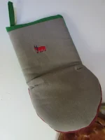 Gant de cuisine brodé d_1 VACHE BEARNAISE gris 1 atelier-béarnais