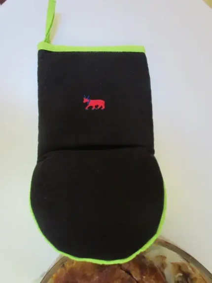 Gant de cuisine brodé d_1 VACHE BEARNAISE noir 1 atelier-bearnais