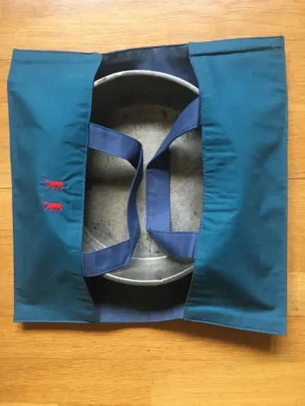 Porte-gâteaux en coton uni bleu canard brodé de 2 VACHES BEARNAISES 1 atelier-bearnais