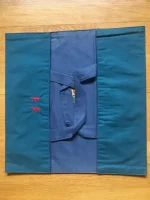 Porte-gâteaux en coton uni bleu canard brodé de 2 VACHES BEARNAISES 2 atelier-bearnais