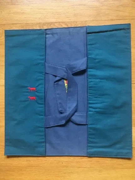 Porte-gâteaux en coton uni bleu canard brodé de 2 VACHES BEARNAISES 2 atelier-bearnais