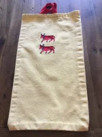 Sac à pain brodé de 2 VACHES BEARNAISES en coton jaune soleil 1 atelier-bearnais