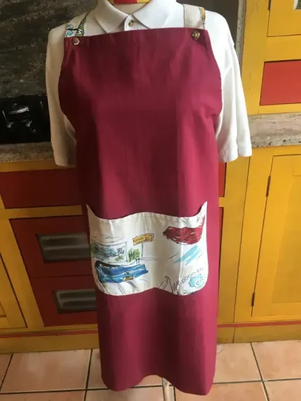 TAblier Béarnais à Bretelles LE TABB à poche imprimée VOITURES AMERICAINES rouge foncé 1 atelie-béarnais