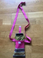 Etui lunettes et portable en TOILE BASQUE à bandoulière ouverte fuchsia 2 atelier-bearnais