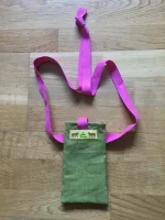 Etui lunettes et portable en TOILE BASQUE à bandoulière ouverte fuchsia 4 atelier-bearnais