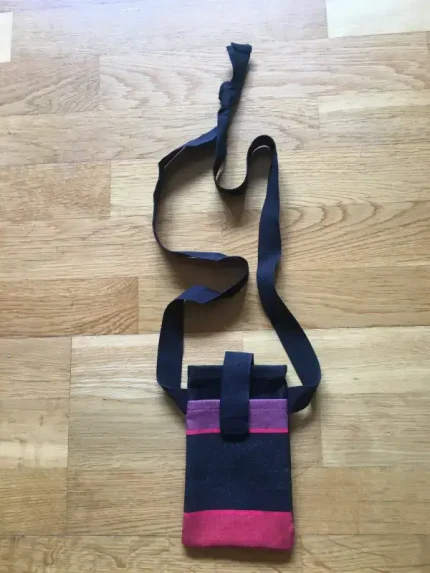 Etui lunettes et portable en TOILE BASQUE à bandoulière ouverte noir 1 atelier-bearnais