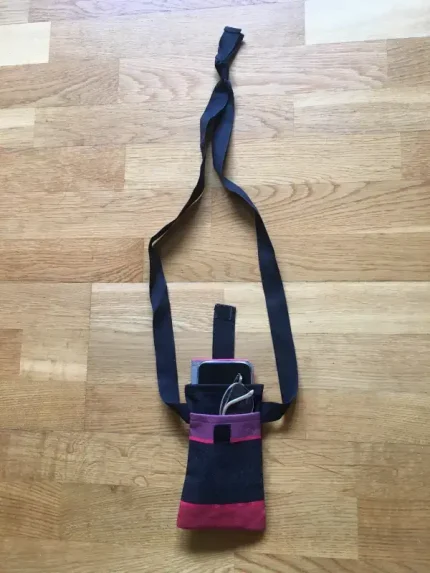 Etui lunettes et portable en TOILE BASQUE à bandoulière ouverte noir 2 atelier-bearnais