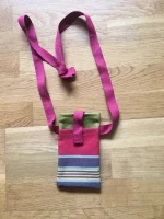 Etui lunettes et portable en TOILE BASQUE à bandoulière ouverte rouge 1 atelier-bearnais