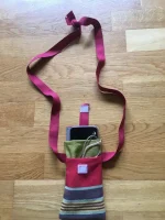 Etui lunettes et portable en TOILE BASQUE à bandoulière ouverte rouge 2 atelier-bearnais