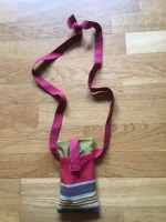 Etui lunettes et portable en TOILE BASQUE à bandoulière ouverte rouge 3 atelier-bearnais