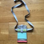 Etui lunettes et portable en toile enduite à bandoulière ouverte vert celadon 1 atelier-bearnais