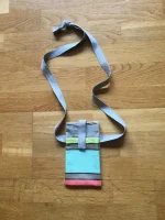 Etui lunettes et portable en toile enduite à bandoulière ouverte vert celadon 1 atelier-bearnais