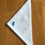 Serviette de table vintage en coton blanc brodé d_1 VACHE BÉARNAISE bleu turquoise 1 atelier-bearnais