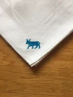 Serviette de table vintage en coton blanc brodé d_1 VACHE BÉARNAISE bleu turquoise 2 atelier-bearnais