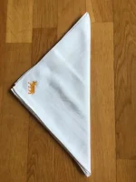 Serviette de table vintage en coton blanc brodé d_1 VACHE BÉARNAISE bouton d_or 1 atelier-bearnais